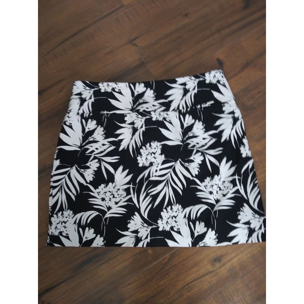 S.C & Co black and white floral print xl stretch skort